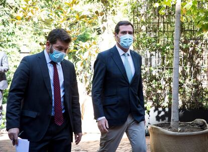 El presidente de la CEOE, Antonio Garamendi (derecha), a su llegada a la conferencia del presidente del Gobierno.