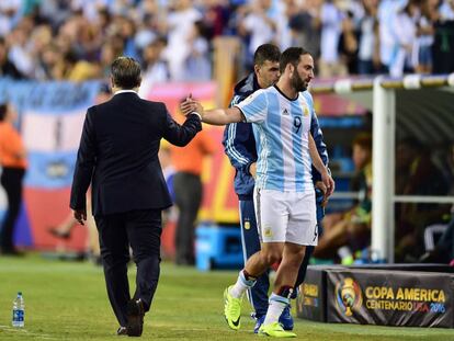 Martino saluda a Higuaín, al salir reemplazado por el Kun Agüero.