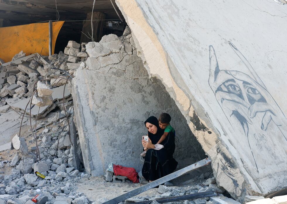 Una mujer y una niña entre los escombros de un edificio destruido por un ataque israelí, este miércoles en Jan Yunis, en el sur de la franja de Gaza.