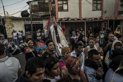 Procesión de una imagen de la Santa Muerte en el peligroso barrio de Tepito