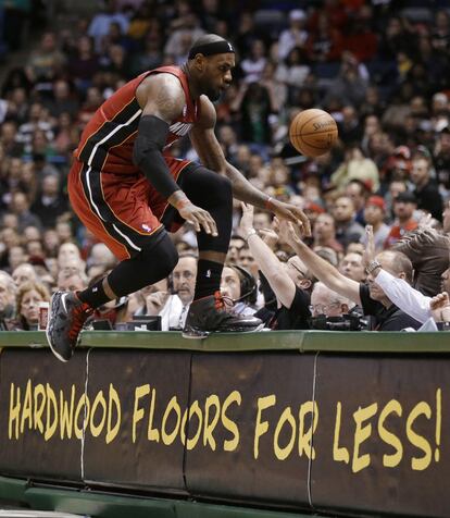 LeBron James, de los Heat, intenta recuperar un balón en el duelo contra los Bucks.