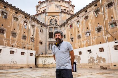 Alberto Rodríguez rueda en Barcelona ‘Modelo 77’, una película inspirada en el intento fallido de huida de 45 presos en 1978. / JULIO VERGNE