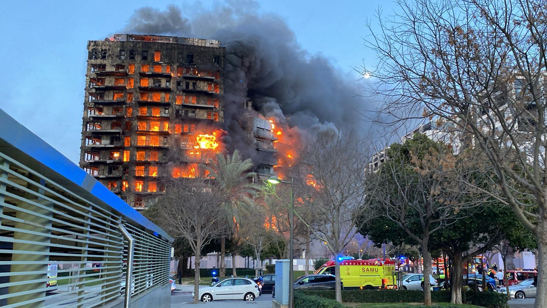 Las llamas devoran el edificio de 14 plantas en el barrio de Campanar, en Valencia, entre las calles Maestro Rodrigo y Poeta Rafel Alberti.