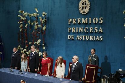 Los reyes Felipe y Letizia, junto a la princesa Leonor y la infanta Sofía, durante la ceremonia de entrega de los Premios Princesa de Asturias 2019.