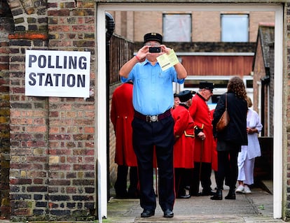 Un votante hace una foto a los medios de comunicación durante el referéndum celebrado en un centro de votaciones en Chelsea (Reino Unido).