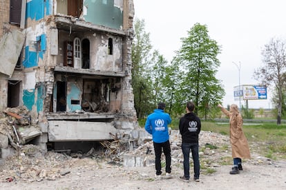 Alfonso Herrera durante su visita a Borodyanka, a las afueras de Kiev.