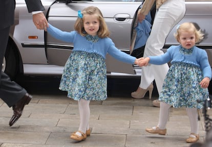 Las dos hermanas en la Misa de Pascua en la Catedral de Palma de Mallorca, en abril de 2009.