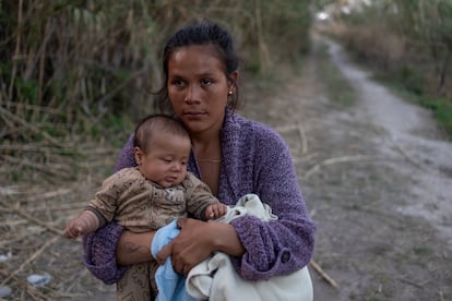 Una madre migrante se prepara con su hijo para entrar a Estados Unidos, en Piedras Negras, México, el el 25 de febrero de 2024.