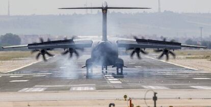 Un avión de pruebas A400M aterriza en Sevilla.