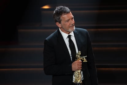 Antonio Banderas recibe el Premio Talía de Honor, ayer en el teatro Fernán Gómez de Madrid.
