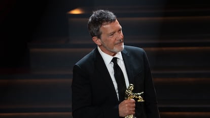 Antonio Banderas recibe el Premio Talía de Honor, ayer en el teatro Fernán Gómez de Madrid.