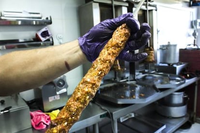 El kebab aquí se pone directamente sobre un espeto