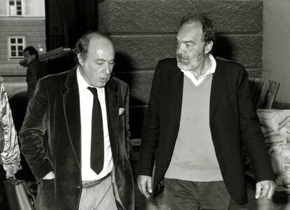 Eduardo Arroyo (i) junto al director escénico, y su amigo, Klaus Michael Grüber, en el año 2000, durante los preparativos de la obra 'Tristán e Isolda', de la que Arroyo hizo los decorados.