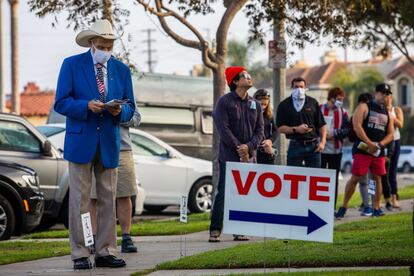 Varias personas hacen cola para poder votar, en Huntington Beach (California). Más de 100 millones de personas votaron antes de la jornada electoral de este martes en Estados Unidos, según la última actualización del recuento realizado por el US Elections Project de la Universidad de Florida, referencia estadística en el tema.