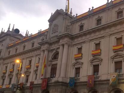L'edifici de la Capitania General de l'Exèrcit, engalanat amb la bandera espanyola.