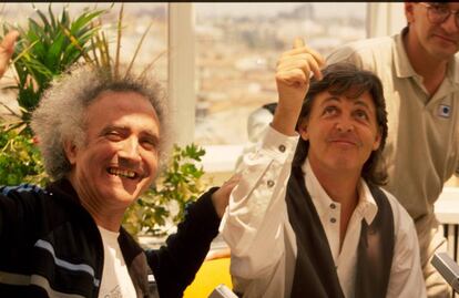 El locutor Joaqu&iacute;n Luqui con Paul McCartney el 9 de junio de 1989 en la inauguraci&oacute;n del estudio 40.
