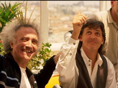 El locutor Joaqu&iacute;n Luqui con Paul McCartney el 9 de junio de 1989 en la inauguraci&oacute;n del estudio 40.