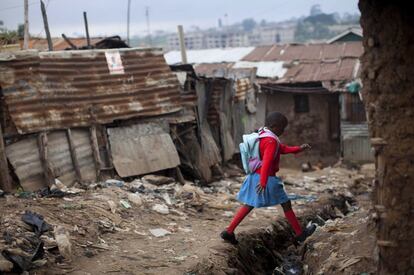Elizabeth Atenio, de seis años, cruza el barrio marginal de Kiberia, en Nairobi, (Kenia) hasta la escuela de niñas de la comunidad.
