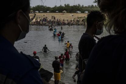 El flujo de migrantes en el río Bravo no cesa. Casi una semana después, la oleada de haitianos que llegó a la frontera entre Estados Unidos y México sigue en buena parte varada entre Del Río (Texas) y Ciudad Acuña (Coahuila).