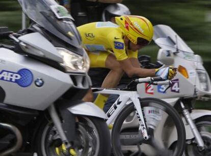 Alberto Contador pedalea entre motos durante la contrarreloj de Annecy en el pasado Tour.