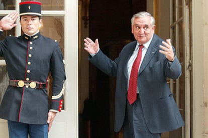 El primer ministro francés, Jean-Pierre Raffarin, ayer en su residencia oficial de Matignon.