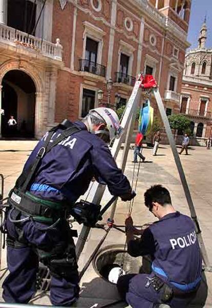 Inspección de alcantarillas frente al Palacio Arzobispal, ayer.