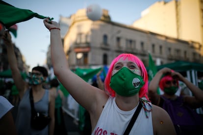 Mulheres favoráveis ao aborto legal na Argentina aguardam pela decisão do Congresso nesta terça-feira, 29 de dezembro, em Buenos Aires.