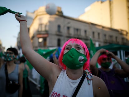 Mulheres favoráveis ao aborto legal na Argentina aguardam pela decisão do Congresso nesta terça-feira, 29 de dezembro, em Buenos Aires.