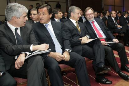 El director de EL PAÍS, Javier Moreno; el director general de BBVA América del Sur, Vicente Rodero; el ministro de Hacienda de Chile, Felipe Larrain; y el consejero delegado del Grupo PRISA, Juan Luis Cebrián, durante el encuentro <i>Chile, Puerta de América</i>.