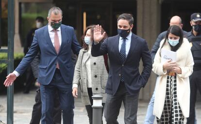 Santiago Abascal saluda a su salida del Constitucional el pasado viernes, flanqueado por dirgentes de Vox. A la izquierda de la imagen, Javier Ortega Smith; a la derecha, Macarena Olona.