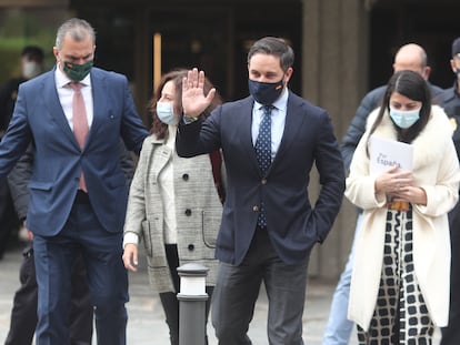 Santiago Abascal saluda a su salida del Constitucional el pasado viernes, flanqueado por dirgentes de Vox. A la izquierda de la imagen, Javier Ortega Smith; a la derecha, Macarena Olona.