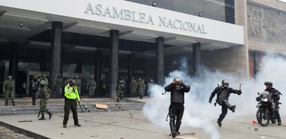 Las fuerzas de seguridad protegen la entrada del edificio de la Asamblea Nacional en Quito (Ecuador) durante las protestas contra el presidente, Lenin Moreno, este martes.