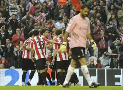 Los jugadores del Athletic celebran el gol de Ion Vélez ante un abatido Ricardo.