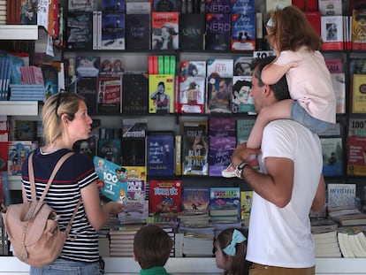 Ambiente en la Feria del Libro de Madrid, en el Parque del Retiro.