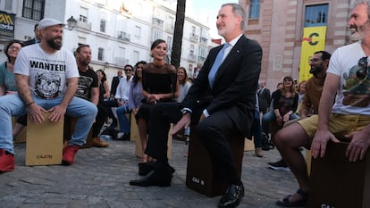 El rey Felipe VI toca el cajón (caja flamenca), el 27 de marzo de 2023, ante las risas de la reina Letizia, junto a 64 percusionistas que participan en una 'cajoneada', un concierto del cajón a las puertas del Gran Teatro Falla de Cádiz, con motivo del noveno Congreso Internacional de la Lengua Española (CILE).