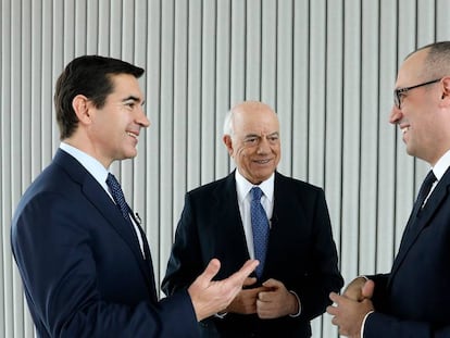 Carlos Torres Vila (I), nombrado presidente ejecutivo, en sustitución de Francisco González (c), y Onur Genç (d), el nuevo consejero delegado.