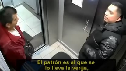 Dos de los implicados en el atentado en contra de Ciro Gómez Leyva conversan tras el ataque, en una captura de un video difundido por el periodista.