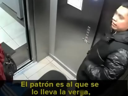 Dos de los implicados en el atentado en contra de Ciro Gómez Leyva conversan tras el ataque, en una captura de un video difundido por el periodista.