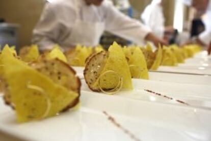 Preparación de uno de los platos de la gala de la cocina francesa.