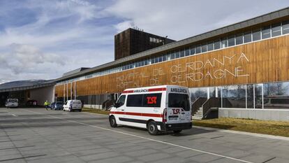 Una ambulància arriba a l'hospital transfronterer de la Cerdanya a Puigcerdà.