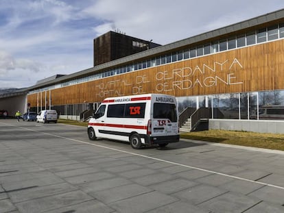 Una ambulància arriba a l'hospital transfronterer de la Cerdanya a Puigcerdà.