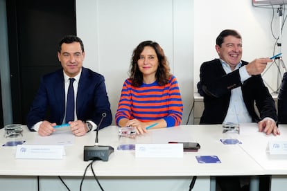 De izqda. a dcha. los presidentes autonómicos de Andalucía, Juanma Moreno; de Madrid, Isabel Díaz Ayuso, y de Castilla y León, Alfonso Fernández Mañueco, durante la reunión del Comité Ejecutivo Nacional del PP, el martes en la sede de la calle Génova, en Madrid.