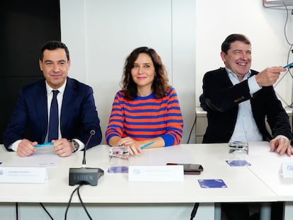 De izqda. a dcha. los presidentes autonómicos de Andalucía, Juanma Moreno; de Madrid, Isabel Díaz Ayuso, y de Castilla y León, Alfonso Fernández Mañueco, durante la reunión del Comité Ejecutivo Nacional del PP, el martes en la sede de la calle Génova, en Madrid.