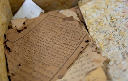 Páginas gastadas del Corán utilizadas para otorgar bendiciones en la clínica del curandero tradicional Haji Mrisho, en la aldea de Jambiani, Zanzíbar, Tanzania, 8 de agosto de 2018.