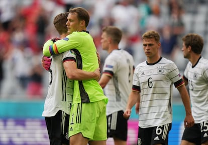 El portero alemán Manuel Neuer, con el brazalete arcoíris, celebraba con sus compañeros la victoria ante Portugal, el pasado sábado en el Allianz Arena de Múnich.