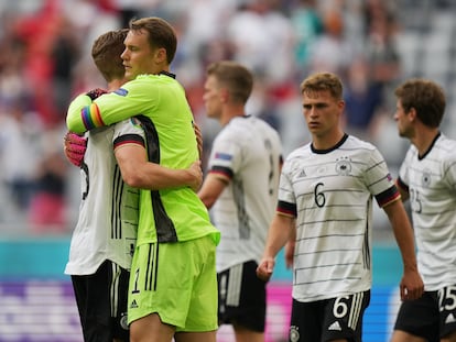 El portero alemán Manuel Neuer, con el brazalete arcoíris, celebraba con sus compañeros la victoria ante Portugal, el pasado sábado en el Allianz Arena de Múnich.