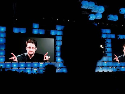 Un instante de la intervención, por videoconferencia, de Edward Snowden