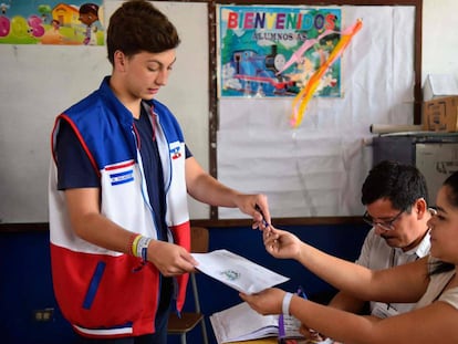 Un joven vota en las elecciones de este domingo.