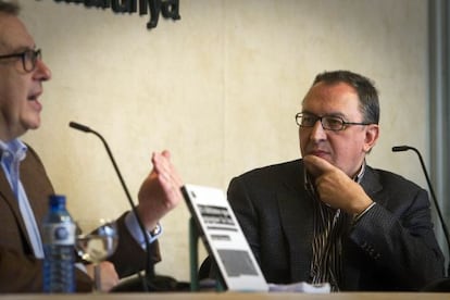 Josep Cuní (izquierda) y Lluís Bassets, durante la presentación del libro de este, 'El último que apague la luz. Sobre la extinción del periodismo', en el Colegio de Periodistas de Cataluña.