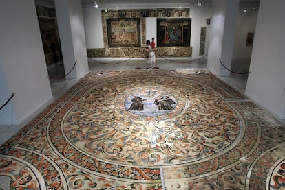 Los murales de la antigua sala capitular del convento de las Clarisas, expuestos en el Ayuntamiento de Gandia.